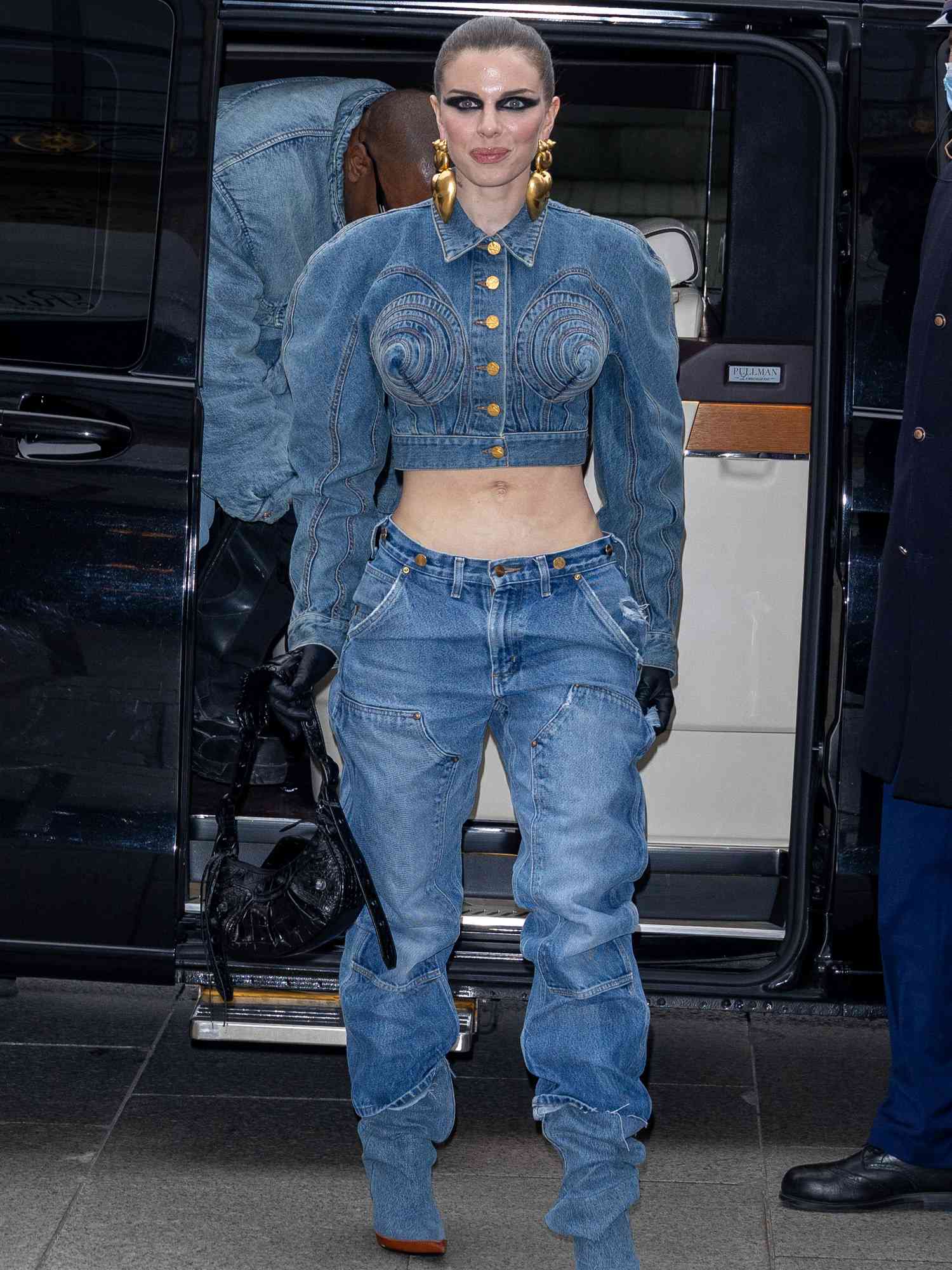 30 Julia Fox Outfits That Highlight Her Notorious Style 30 Julia Fox Outfits That Highlight Her Notorious Style
