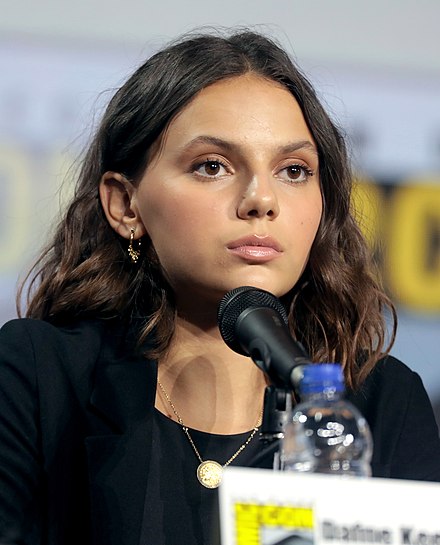 Dafne Keen Height In Ft Feet Cm Meters Mrheight Dafne Keen Height In Ft Feet Cm Meters Mrheight