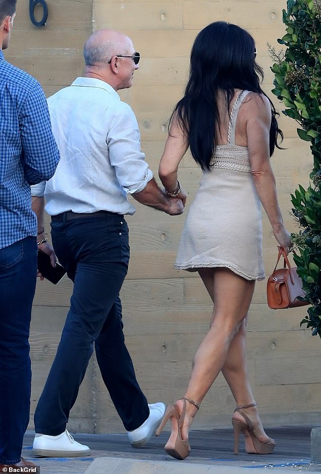 Lauren Sanchez Shows Off Stunning Legs In Short Nude Mini Dress As She Lauren Sanchez Shows Off Stunning Legs In Short Nude Mini Dress As She